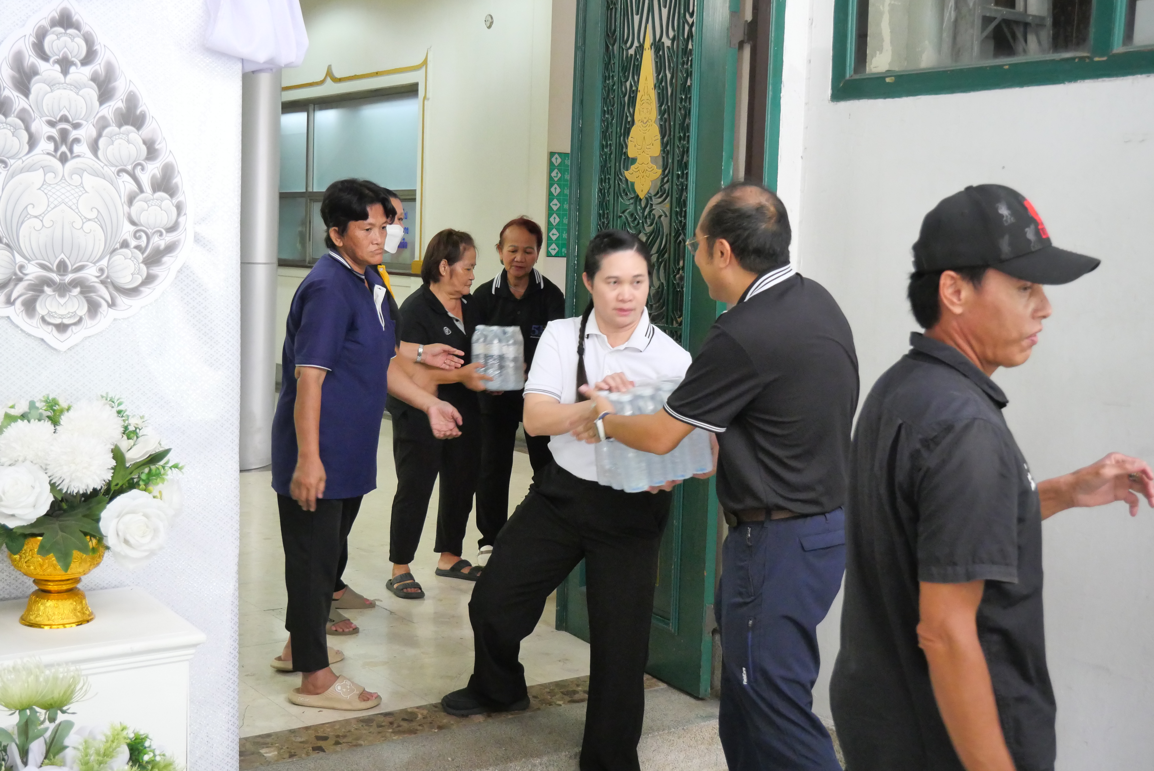 title - ส.ป.ก. ขอขอบคุณ กรมชลประทาน ที่มอบน้ำดื่มจำนวน 3,600 ขวด เพื่อสนับสนุนการนำไปช่วยเหลือผู้ประสบอุทกภัย
